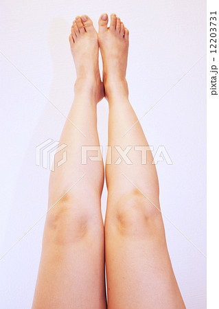 40代の女性の脚 40代の女性の脚 12203731