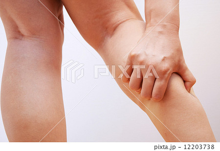 ふくらはぎが痛い女性のイメージ 12203738