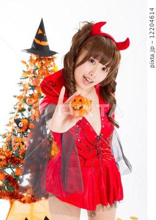 ハロウィンで女悪魔のコスプレをした可愛い女の子の写真素材