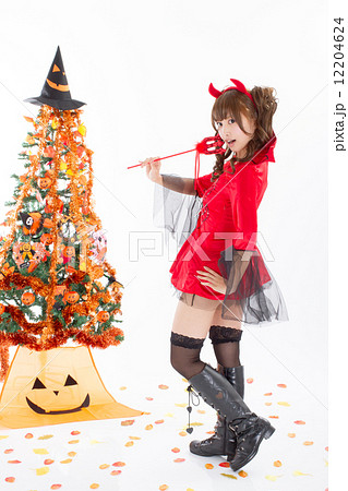 ハロウィンで女悪魔のコスプレをした可愛い女の子 12204624