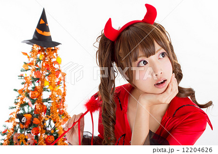 ハロウィンで女悪魔のコスプレをした可愛い女の子の写真素材