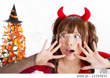 ハロウィンで女悪魔のコスプレをした可愛い女の子の写真素材