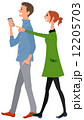 散歩するカップル 12205703