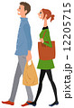 買い物する男女 12205715