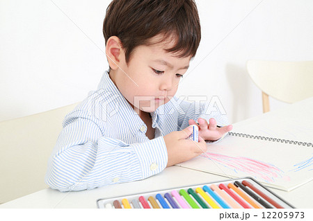 お絵かきをする幼児 12205973