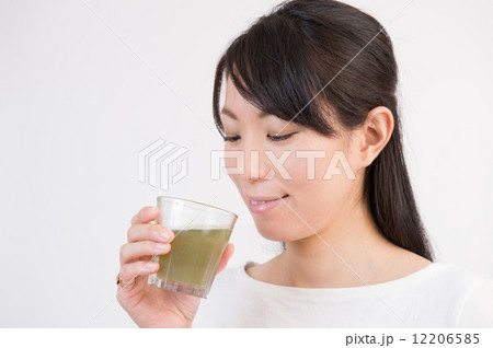 青汁を飲む女性 12206585