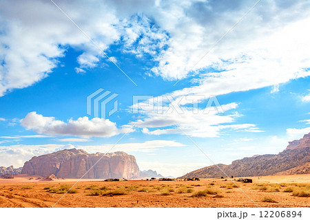 ヨルダンの砂漠(ヨルダン、ワディ・ラム) 12206894
