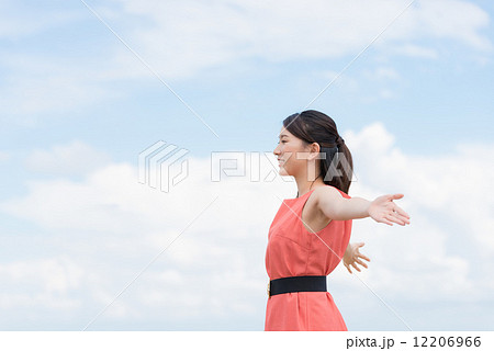 両腕を広げる女性の写真素材