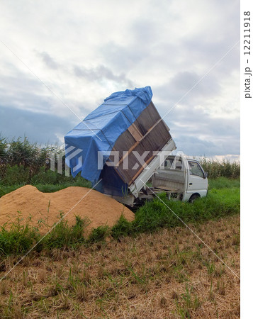 稲刈り(籾殻の廃棄)ダンプ1 稲刈り(籾殻の廃棄)ダンプ1 12211918