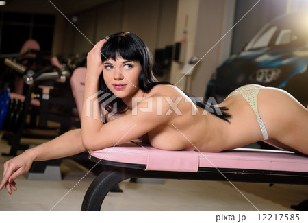 趣向倶楽部　アイドル Beautiful naked athlete woman posing in fitness...の写真素材 [12217585] - PIXTA