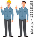 説明する作業服の男性 12218198