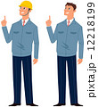 説明する作業服の男性 12218199