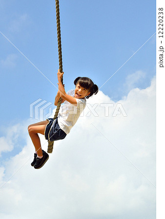 公園の遊具で楽しく遊ぶ女の子 公園の遊具で楽しく遊ぶ女の子 12220238