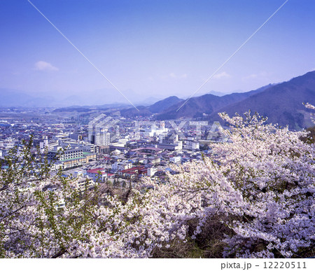 天童温泉の街並と桜 12220511