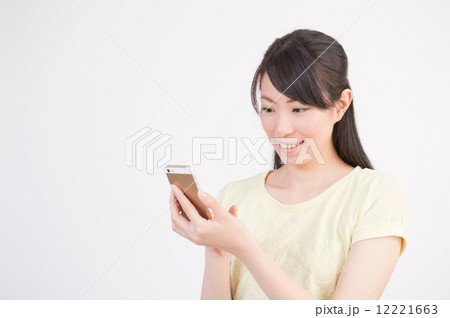 スマホを持つ女性 12221663