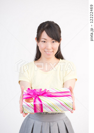 プレゼントを持つ女性 12222469