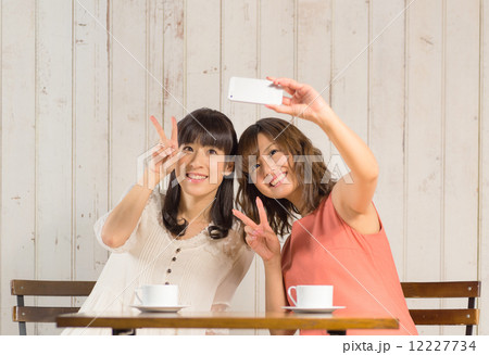 自撮りする女性二人の写真素材 [12227734] - PIXTA
