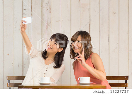 自撮りする女性二人の写真素材