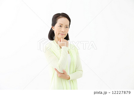考える 中年女性の写真素材