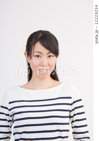 ボーダーのカットソーを着た女性 12229234