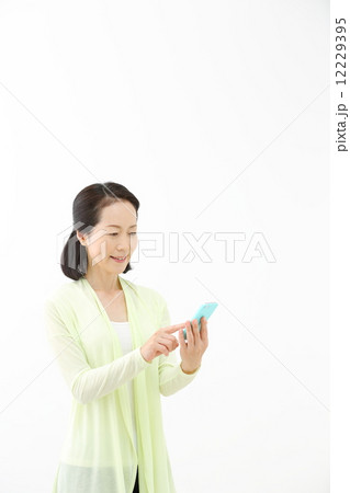 スマートフォン・中年女性 スマートフォン・中年女性 12229395