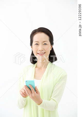 スマートフォン・中年女性 12229396