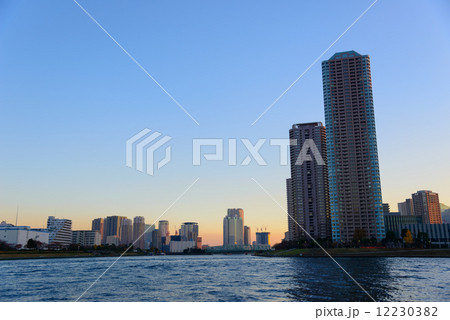東京　夕暮れ時の大川端リバーシティ21の夕景 12230382