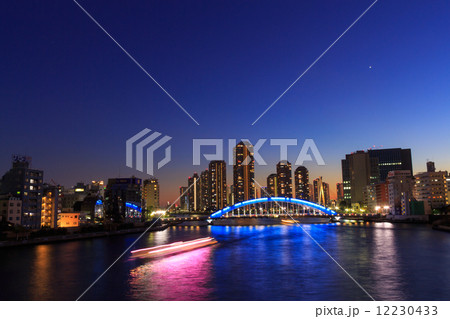 東京　夕暮れ時の永代橋と大川端リバーシティ21 12230433