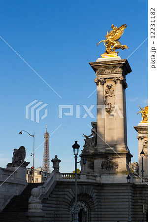 アレクサンドル3世橋とエッフェル塔(フランス-パリ) 12231182