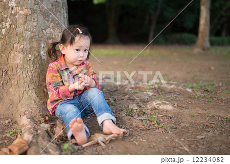 木に寄りかかる少女 12234082