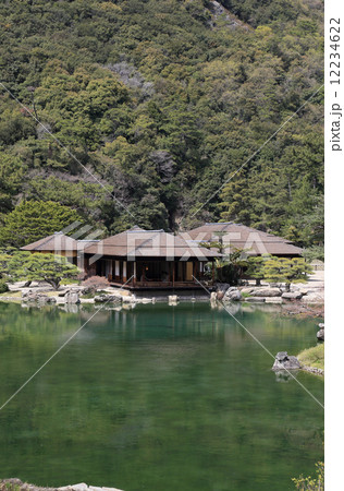 特別名勝「栗林公園」南庭南湖の「掬月亭」 12234622