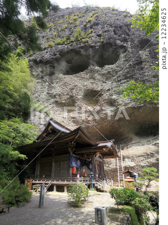 四国霊場第45番札所「岩屋寺」岩壁によりそって建つ本堂 12234625