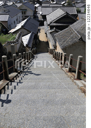 竹原市「町並み保存地区」西方寺から本町通へ下る石段 12234646