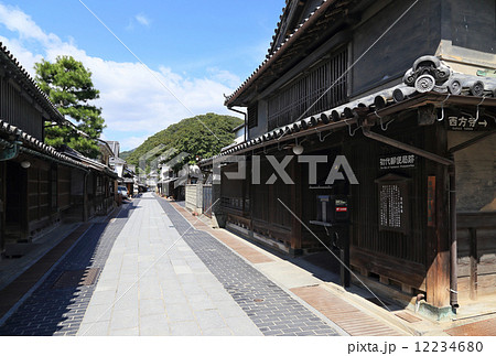 竹原市、町並み保存地区の「初代郵便局跡」前から「胡堂」方向の本町通り 12234680