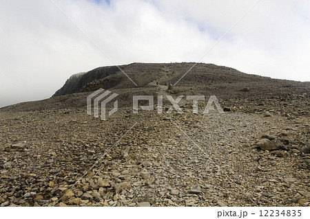 イギリス最高峰、ベン・ネビス山の登山道 12234835