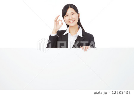 メッセージボードとOKサインするビジネスウーマン 12235432