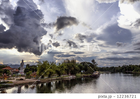 鉄橋から眺めるクウェー川の夕陽、タイ 12236721