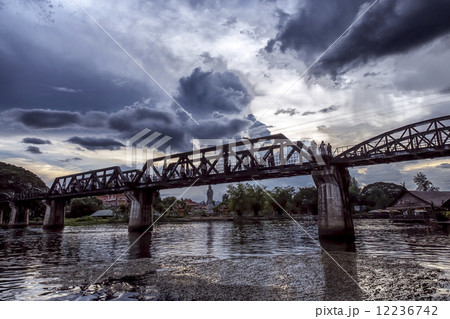 クウェー川に架かる鉄橋、タイ 12236742