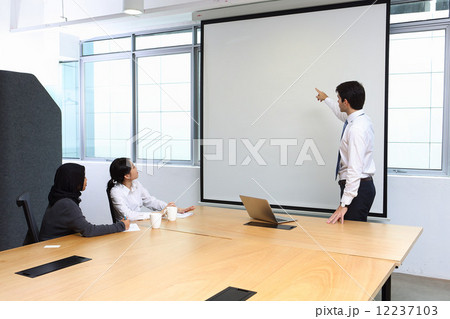 プレゼン中の3人のアジア人ビジネスマン 12237103