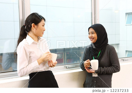 休憩中の2人のアジア人ビジネスウーマン 休憩中の2人のアジア人ビジネスウーマン 12237233