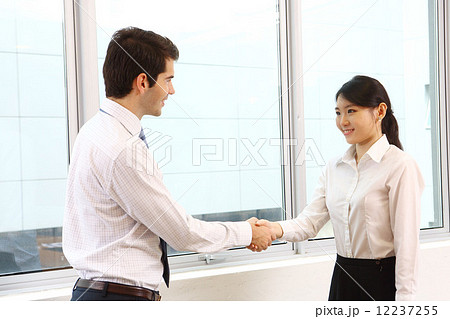 握手をする２人のアジア人ビジネスマン 12237255