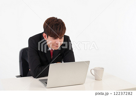 WS Laptop Sitting 12237282