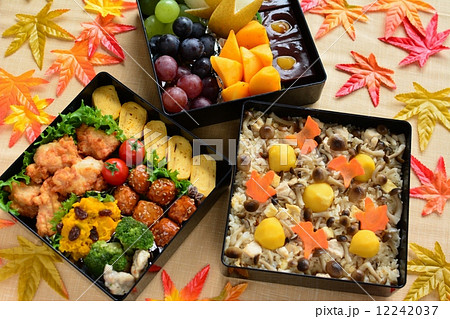 秋の行楽弁当 栗ときのこの炊き込みご飯の写真素材