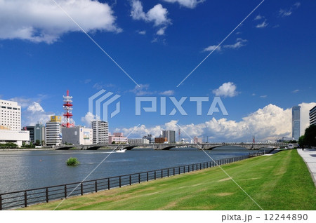 信濃川と万代橋 12244890