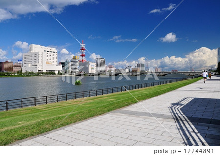 信濃川と万代橋 12244891