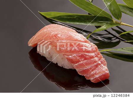 トロのにぎり　まぐろ鮨　にぎり鮨　和食　高級食材　イメージ素材 12246384
