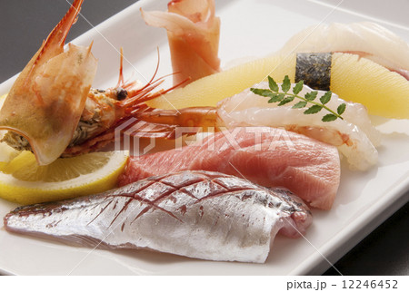 鮨盛り合せ　にぎり寿司盛り合わせ　鮨イメージ素材 12246452