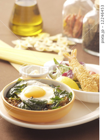 ガパオライスとエビフライ 洋食料理 エスニック料理 ランチプレート イメージ素材 ガパオライスとエビフライ 洋食料理 エスニック料理 ランチプレート イメージ素材 12246453