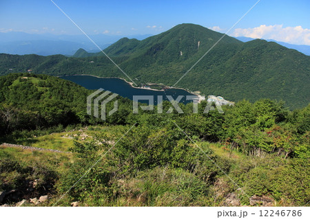 赤城山 地蔵岳からの黒檜山と大沼 12246786