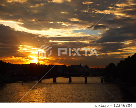 夕日に浮かぶエッフェル塔とセーヌ川 夕日に浮かぶエッフェル塔とセーヌ川 12246804